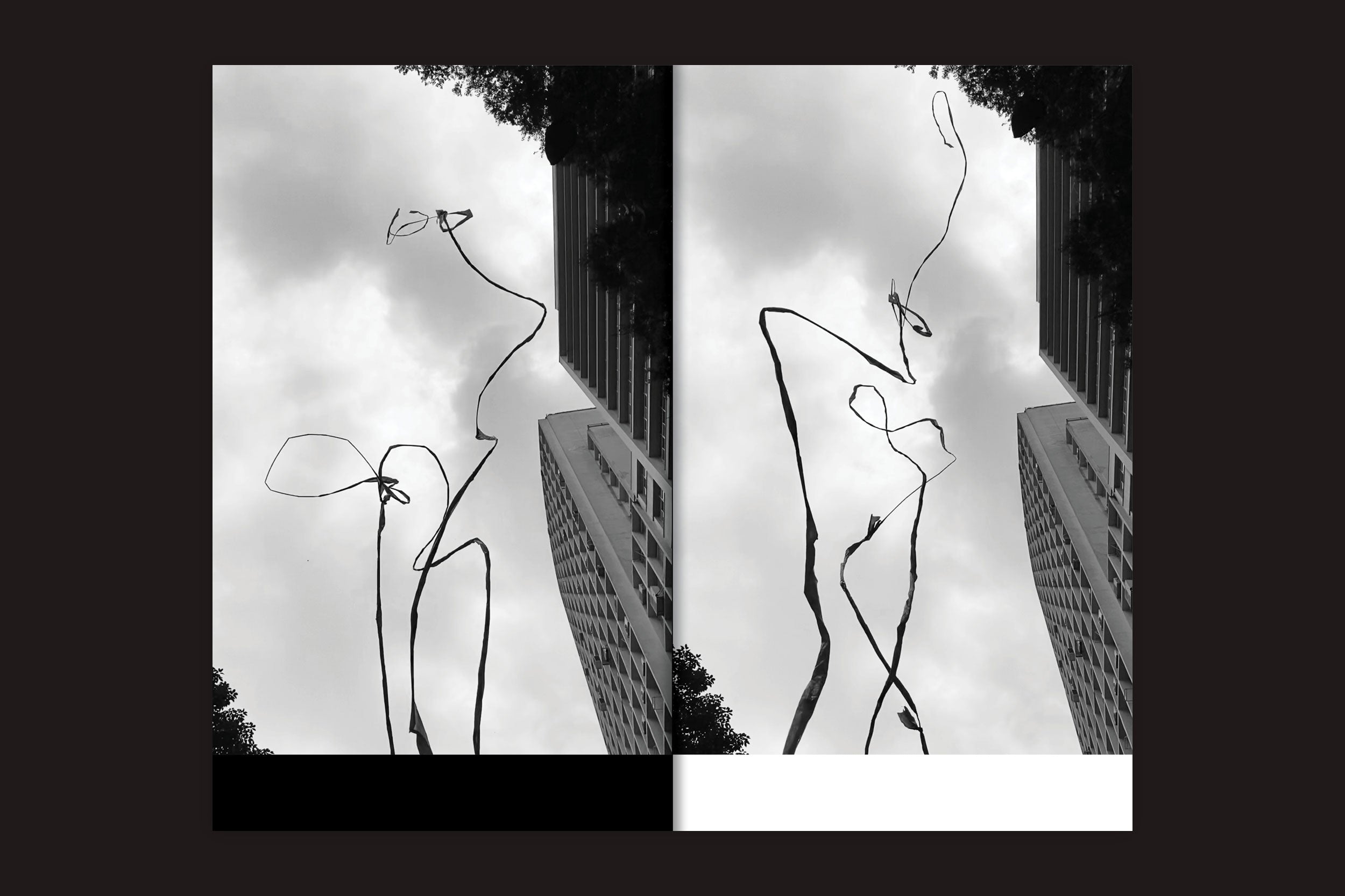 Fotografia experimental em preto e branco de esculturas de hastes metálicas retorcidas entre prédios e árvores de São Paulo sob um céu nublado; dividida em metades espelhadas com bordas coloridas, ecoando a risografia, para o Interrogating Site - São Paulo Syntax: v/a, de Selo Turvo.