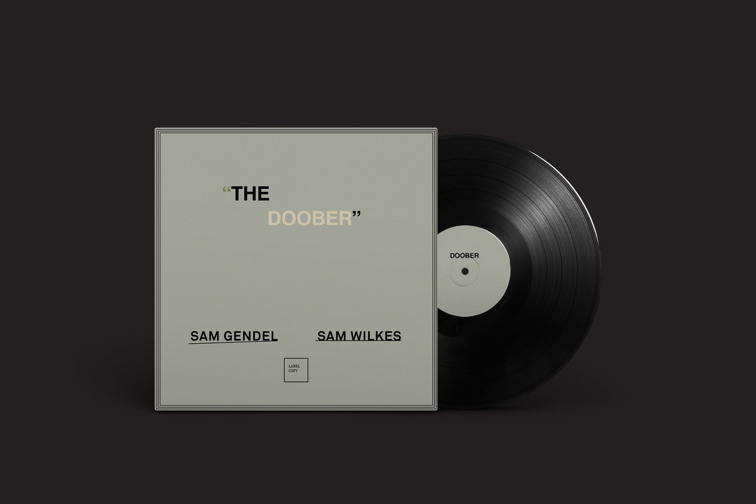 O vinil Sam Gendel & Sam Wilkes: The Doober da Leaving Records apresenta uma capa cinza minimalista com texto preto e dourado. O selo do disco espelha o design da capa, destacando o talento de Sam Gendel no saxofone C-Melody e exibindo sua proeza musical.