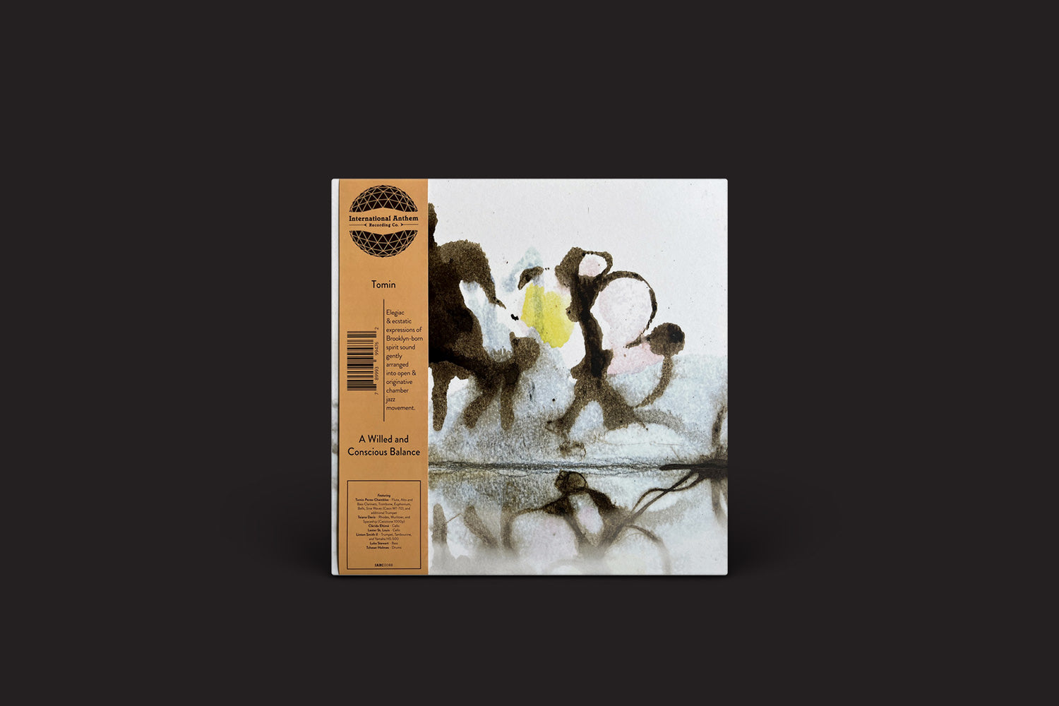 O produto "Tomin: A Willed and Conscious Balance" da International Anthem Recording Company apresenta arte abstrata com uma faixa de tanino à esquerda, lembrando a arte da capa de um álbum de jazz. O design inclui formas escuras e claras desfocadas com texto de equilíbrio de vinho em um fundo branco.
