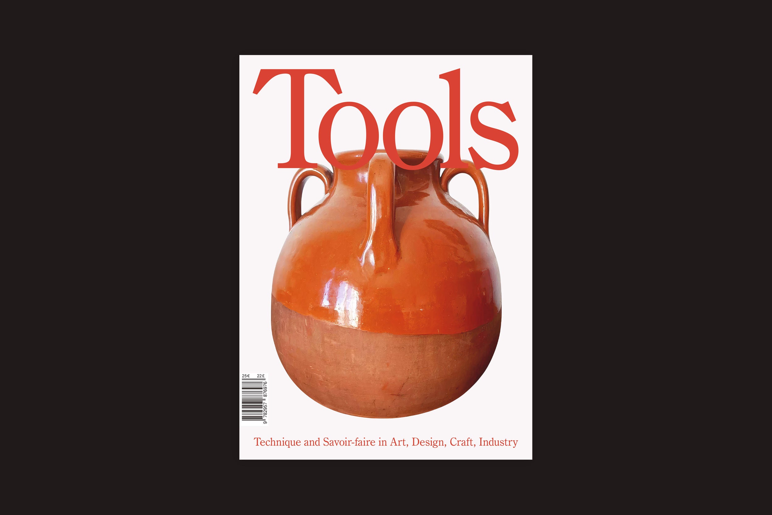 A capa de "Tools #5 - To Spin", da Tools, mostra um vaso de barro brilhante, marrom, com três alças e formato de movimento circular. O subtexto abaixo afirma: "Técnica e savoir-faire em arte, design, artesanato e indústria".