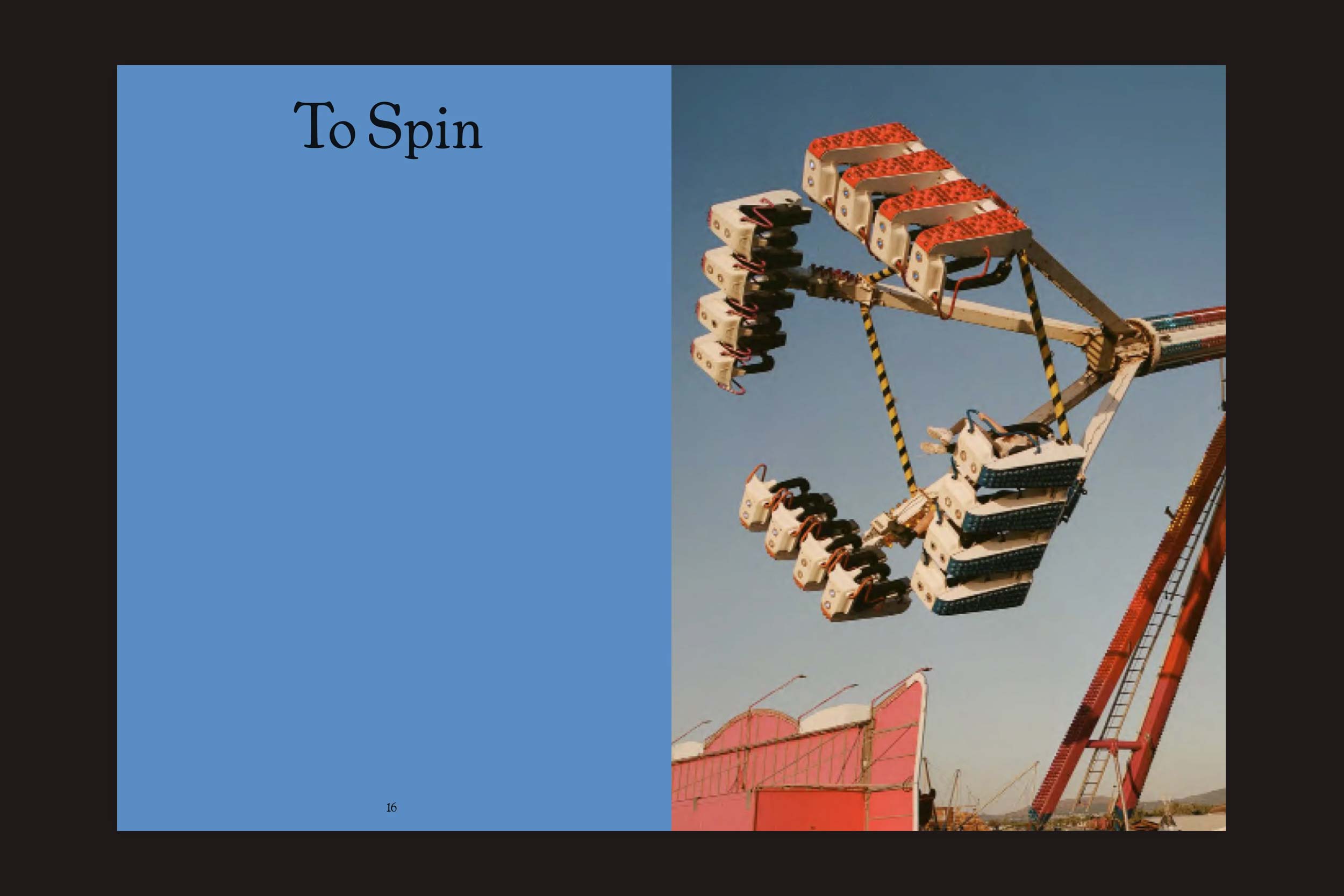 As pessoas se divertem em um parque de diversões com braços giratórios que se elevam para cima, incorporando a emoção da rotação. À esquerda, "Tools #5 - To Spin", da Tools, aparece em texto azul em um fundo sólido.