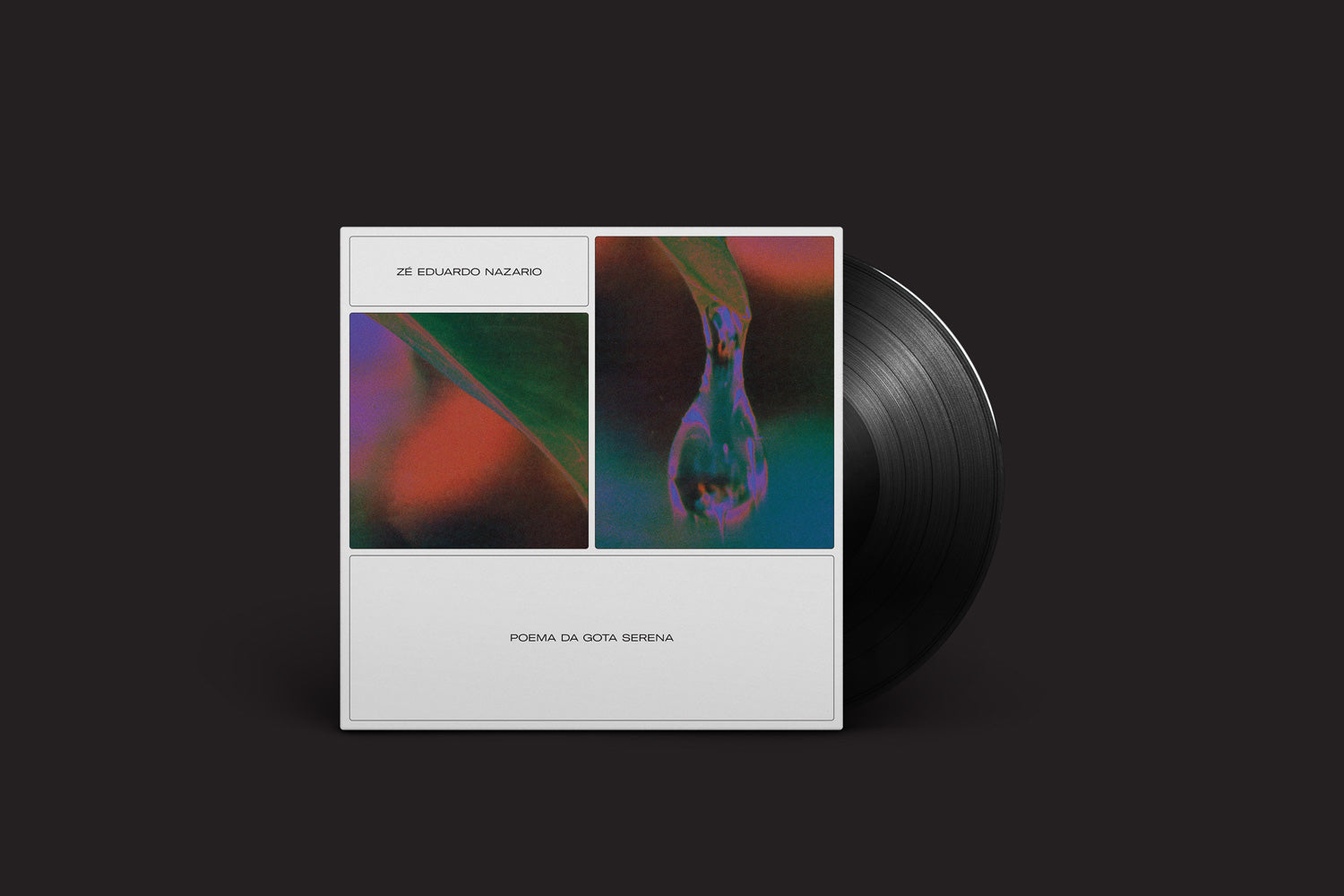 Um disco de vinil da Nada Nada Discos, "Zé Eduardo Nazario: Poema da Gota Serena", desliza para fora de uma capa com imagens e textos abstratos coloridos, criando um visual marcante para esse lançamento de free jazz em um fundo branco minimalista.