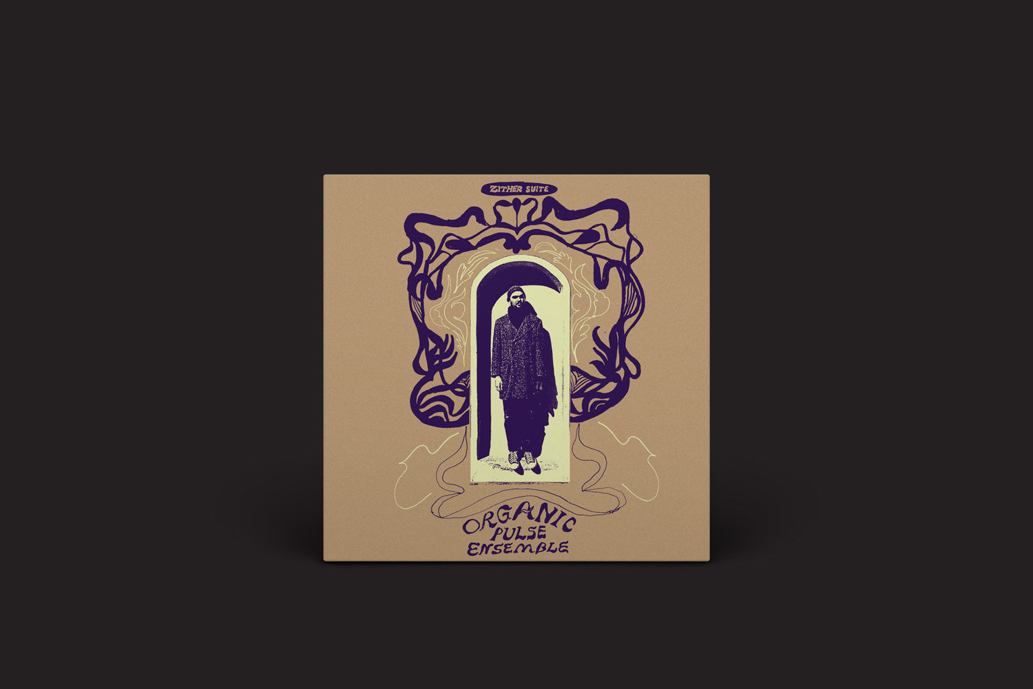 A capa do álbum Organic Pulse Ensemble: Zither Suite do Ultraääni apresenta uma figura central vestida de preto em um fundo bege, cercada por formas abstratas roxas, e captura a mistura da vibração do OPE com os tons da melodia folk do Jämtland.